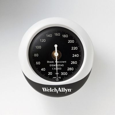 Een profielweergave van de slanke, schokbestendige geïntegreerde Welch Allyn DS45-aneroïdemeter uit de Silver-serie.