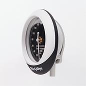 白いフレームの付いた黒い Welch Allyn デュラショック DS45 血圧計ゲージの拡大画像。