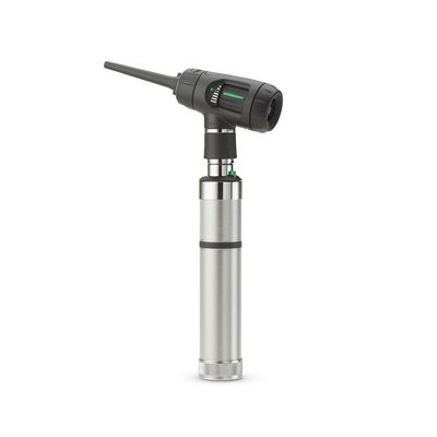 Un otoscope vétérinaire Welch Allyn MacroView, fixé à une poignée électrique en acier inoxydable. Le spéculum est long et fin.