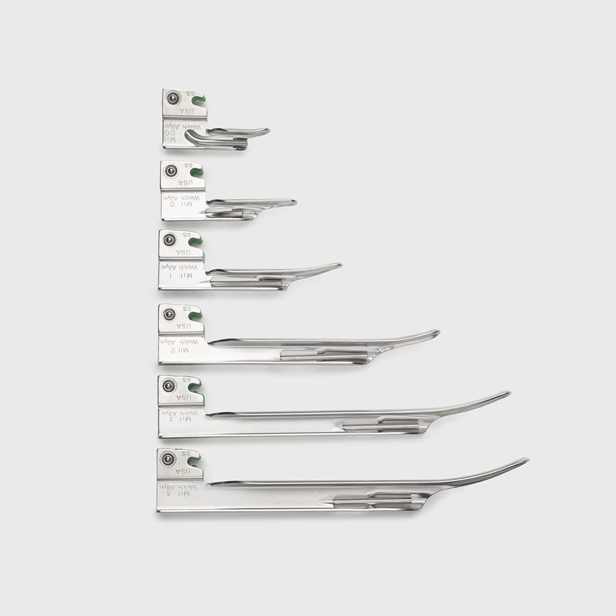 Seis lâminas Miller do sistema de laringoscópio de fibra óptica Welch Allyn de vários tamanhos.