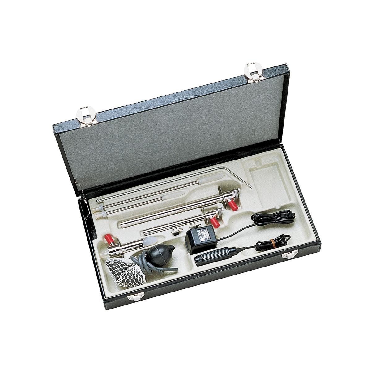 Un sigmoïdoscope à fibre optique Welch Allyn dans sa mallette de transport, qui comprend des sections séparées pour ranger les endoscopes, le dispositif d’insufflation et les blocs d’alimentation.