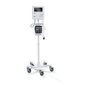 Monitor Spot Vital Signs® 4400 na białym stojaku na kółkach wyposażonym w kosz do przechowywania mankietu do pomiaru ciśnienia tętniczego.