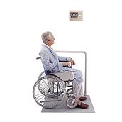 Patient en fauteuil roulant sur une balance Scale-Tronix encastrée au sol