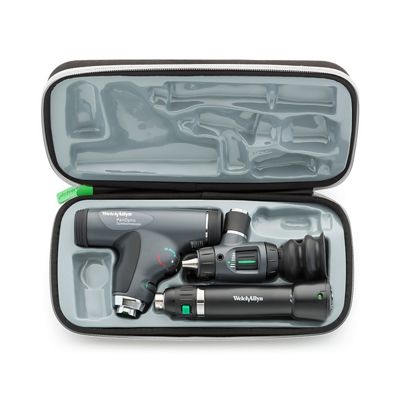 Een open koffer voor de Welch Allyn 97800-MSL diagnostische set met scopen, batterijhandgreep en oogcup, opgeborgen in de desbetreffende uitsparingen.