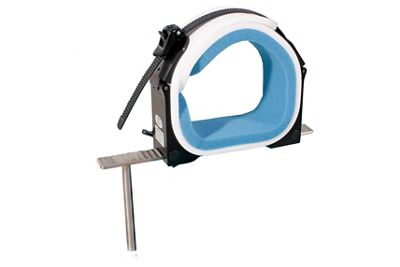 Arthroscopic leg holder with ratchet-style strap and comfort padding