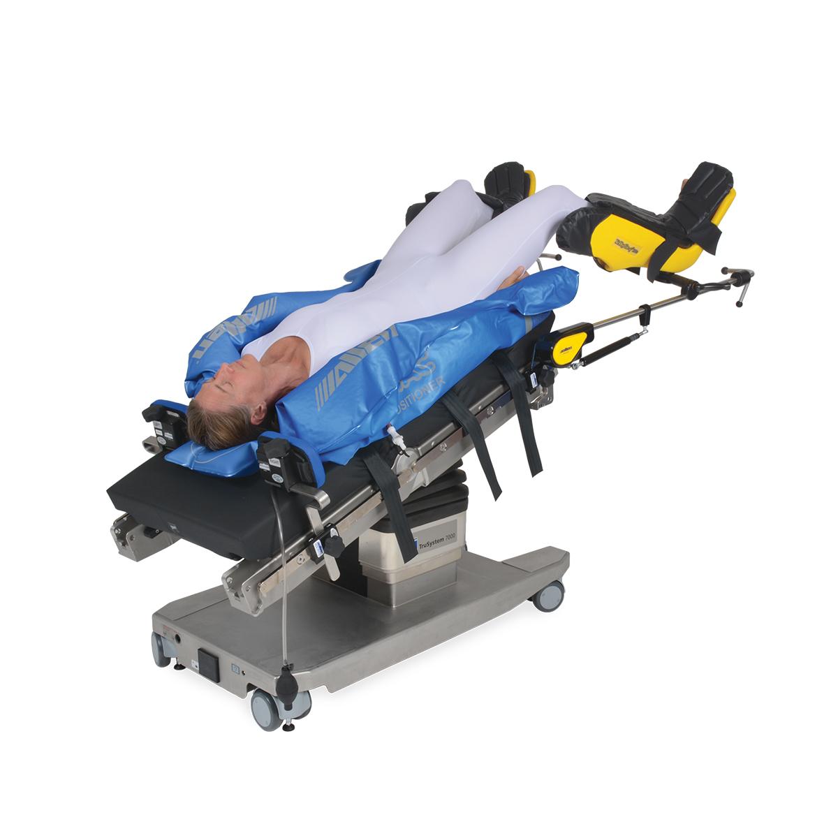 Vue en diagonale des repose-corps en déclive accentuée Allen Hug-U-Vac avec patient