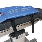 Vista em close do posicionador lateral Allen® Hug-U-Vac® com as tiras na cama do centro cirúrgico