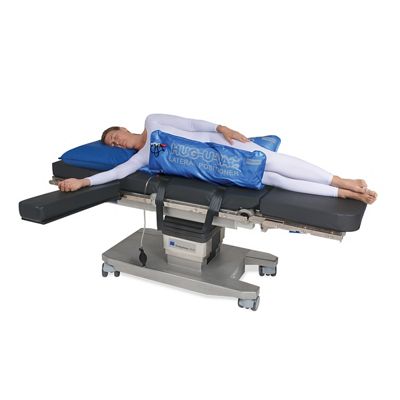 Pozycjoner Allen Hug-U-Vac Lateral Positioner z pacjentem w pozycji bocznej