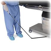 El dispositivo recuperador de agujas Needle Triever™ es desplazado por el enfermero debajo de la mesa de quirófano