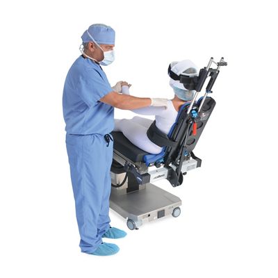 Vue postérieure de la chaise inclinable Allen Lift-Assist avec patient et technicien