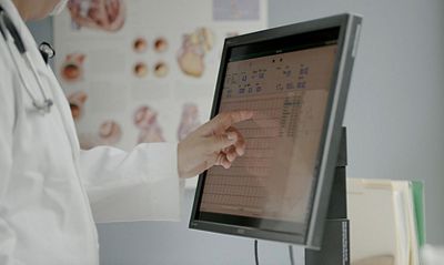 Dank der drahtlosen Vernetzung mit der EPA kann der Arzt die Untersuchungsergebnisse des XScribe Systems von einem anderen Standort aus überprüfen.