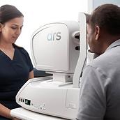 Cámara retiniana automática CenterVue&nbsp;DRS con profesional de la salud y paciente