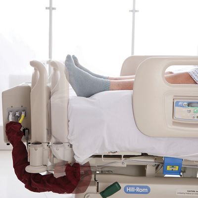 The Compella Bariatric Bed's FlexAfoot feature allows the bed's foot to be quickly moved outward to comfortably accomodate taller patients.