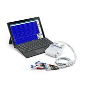Solution Diagnostic Cardiology Suite et son module d'acquisition sans fil. L'écran de l'ordinateur portable affiche un examen d'ECG en cours.