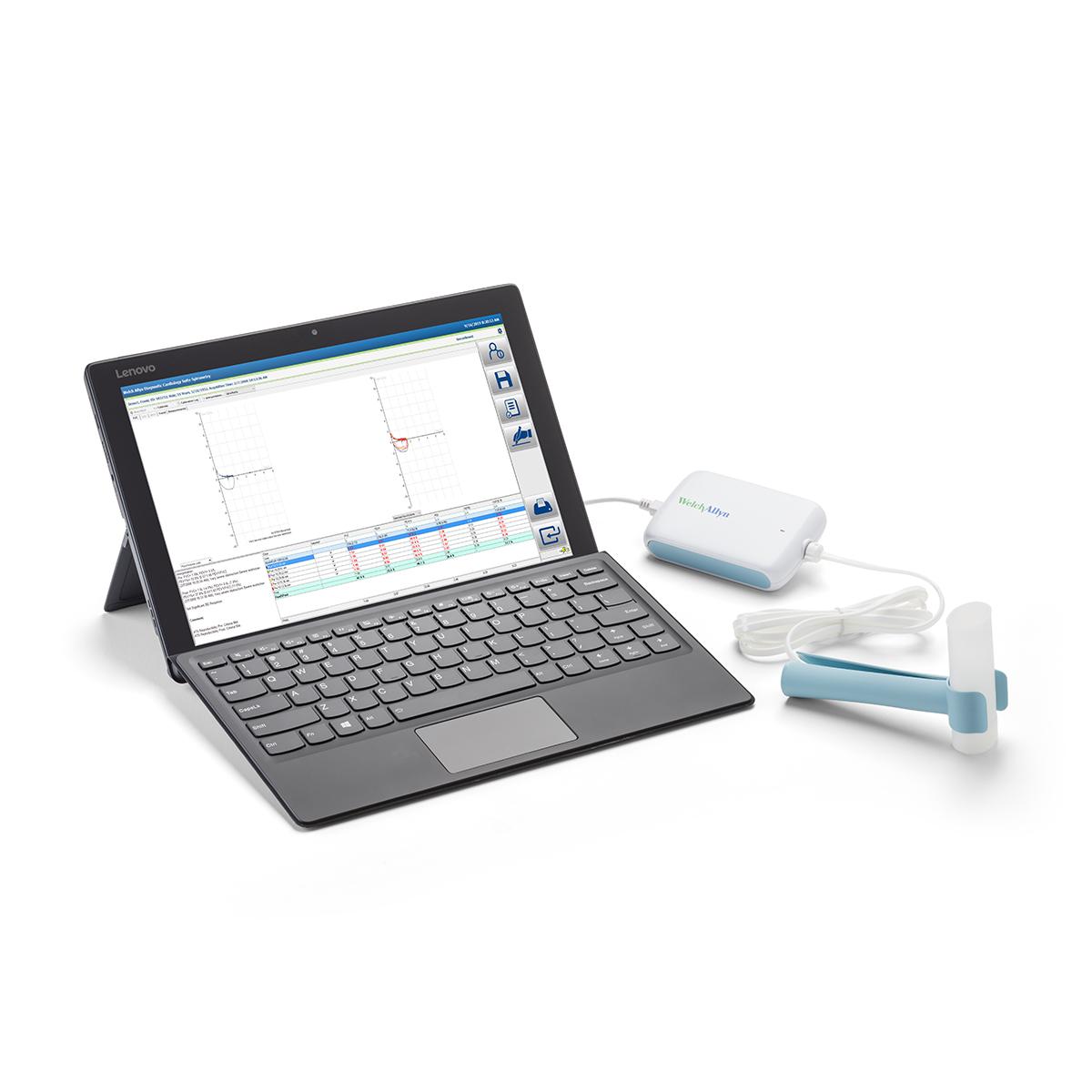 Un ordinateur affiche les données recueillies avec le logiciel de la solution Welch Allyn Diagnostic Cardiology Suite. Un spiromètre est fixé.
