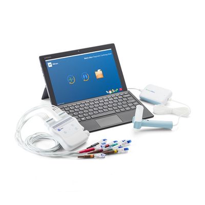 La Welch Allyn Diagnostic Cardiology Suite, avec ses accessoires d’ECG et de spirométrie, connectés par câble USB à un ordinateur portable.