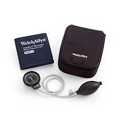 Welch Allyn デュラショック DS48　ゲージ一体型血圧計と黒のジッパー付きキャリーケース、および黒の FlexiPort リユーザブルカフ。
