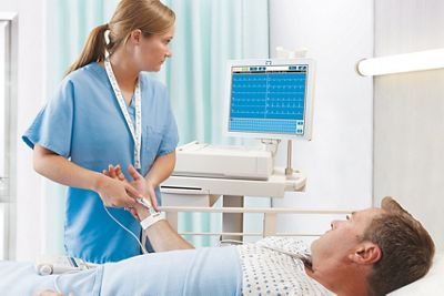 Un clinicien effectue un examen ECG de repos à l'aide de l'ECG de repos ELI 380