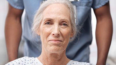 แพทย์แตะหน้าจอ Connex Spot Monitor ซึ่งแสดง Early Warning Score เท่ากับ 8