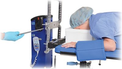 Vue rapprochée de la tête de la table Allen Advance avec patient en décubitus ventral et goupille de sécurité actionnée par le technicien