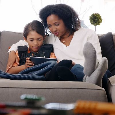 In questo video clip, un bambino utilizza il sistema Vest a casa mentre usa un tablet con la madre.