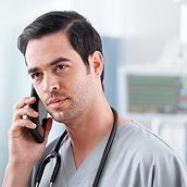 Sjuksköterska som håller en smarttelefon mot örat