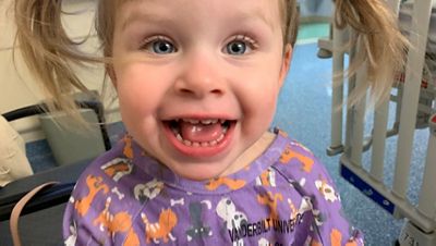 Photo de Landon, souriante dans une chemise d'hôpital Vanderbilt