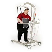 Viking XL 床走行型リフトを使用して、支えられて歩行する患者さん