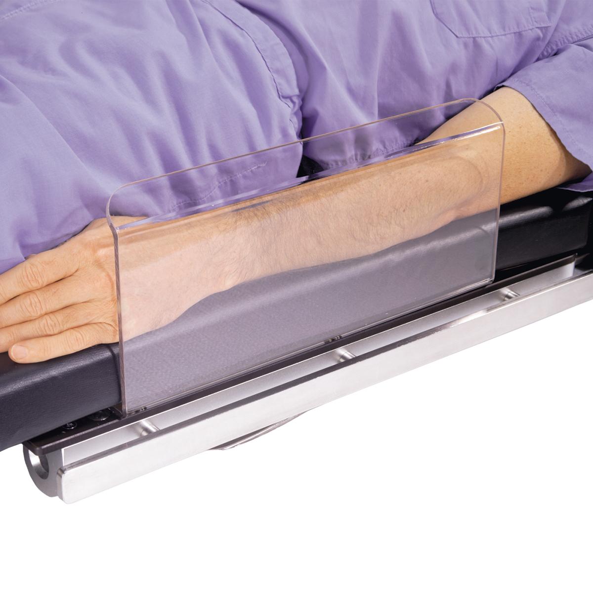 Dispositif de protection de bras, en cours d’utilisation par un patient