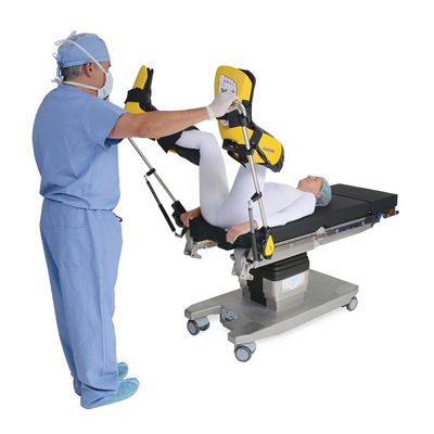 Étriers Yellofins avec Lift-Assist, clinicien et patient en position de lithotomie, no O-YFASI