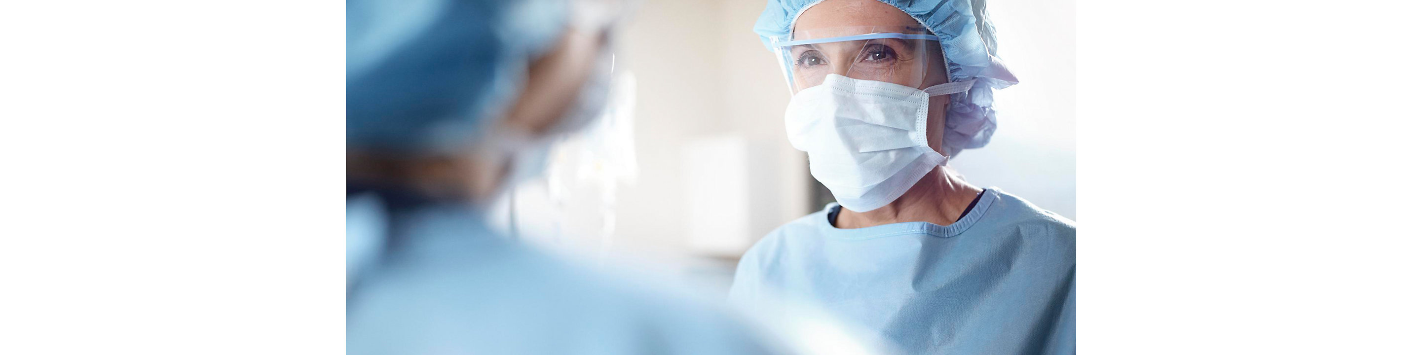 Primo piano di una chirurga in sala operatoria