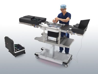 Un technicien effectue l'entretien sur une table chirurgicale Hillrom