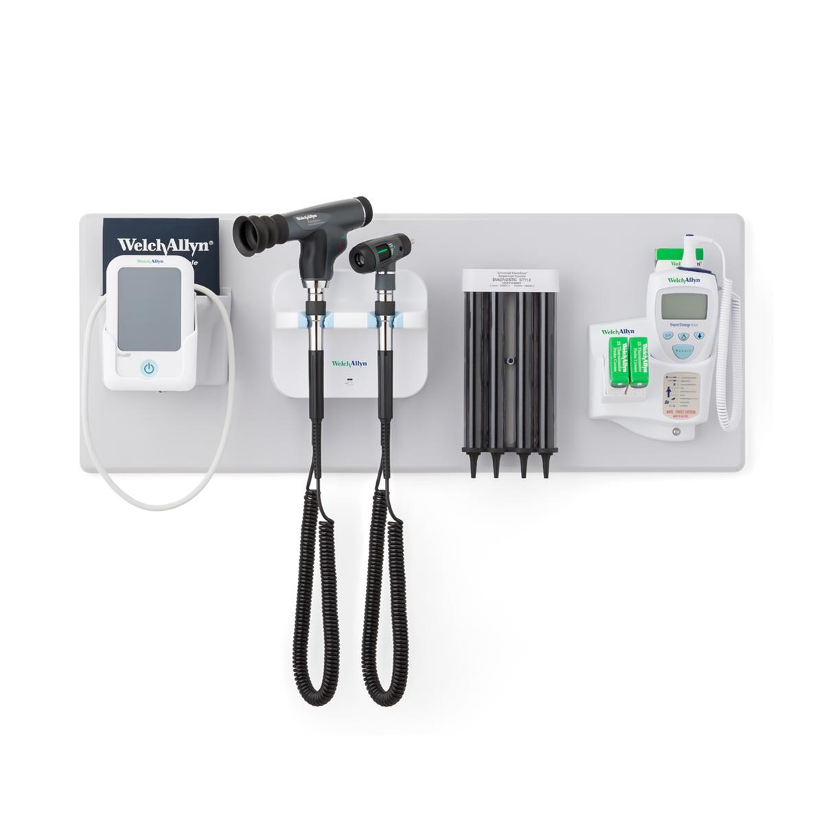 他の Welch Allyn 身体検査製品とともに統合型ウォールシステムに取り付けられた ProBP 2000 デジタル血圧計