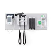 他の Welch Allyn 身体検査製品とともに統合型ウォールシステムに取り付けられた ProBP 2000 デジタル血圧計