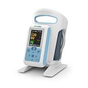 Cyfrowe urządzenie do pomiaru ciśnienia krwi Connex® ProBP™ 3400, widok 3/4 z prawej strony produktu, z adapterem do montażu na biurku z koszem
