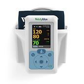 Connex® ProBP™ 3400 digital blodtrycksenhet, framifrån på väggmonteringsadapter med korg
