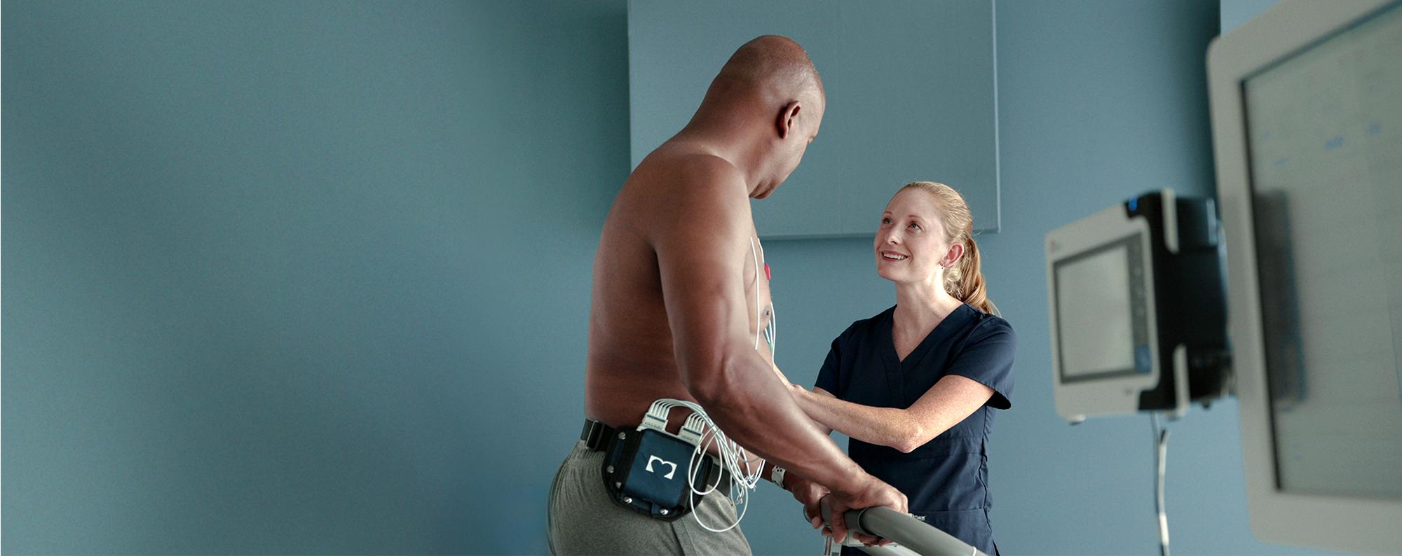 Patient auf einem Laufband, der über das drahtlose Erfassungsmodul mit dem Welch Allyn Q-Stress Belastungs-EKG-System verbunden ist