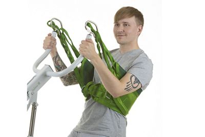 En kliniker hjälper en äldre manlig patient att ställa sig upp med hjälp av Sabina Trygghetsväst