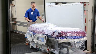 Eine Pflegekraft kümmert sich um einen Patienten