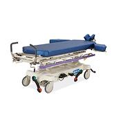 Hillrom™ kirurgiakutvagn med madrass som ligger plant, 3/4-vy, mot det nedre vänstra hörnet