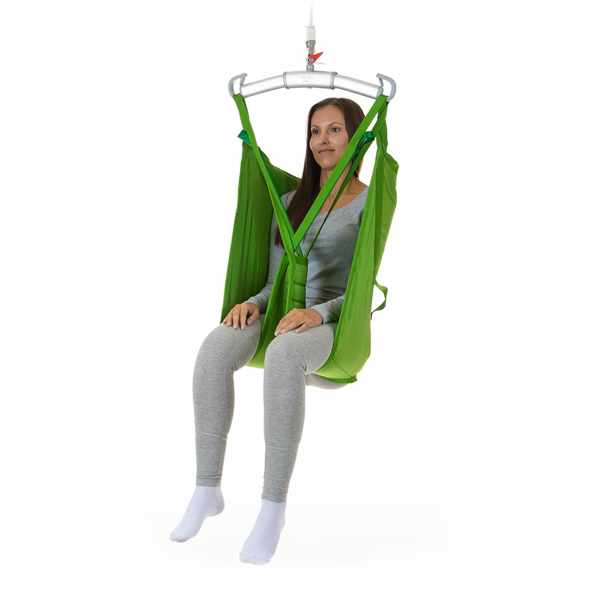 En patient sitter i en Soft HighBack sling med hög rygg