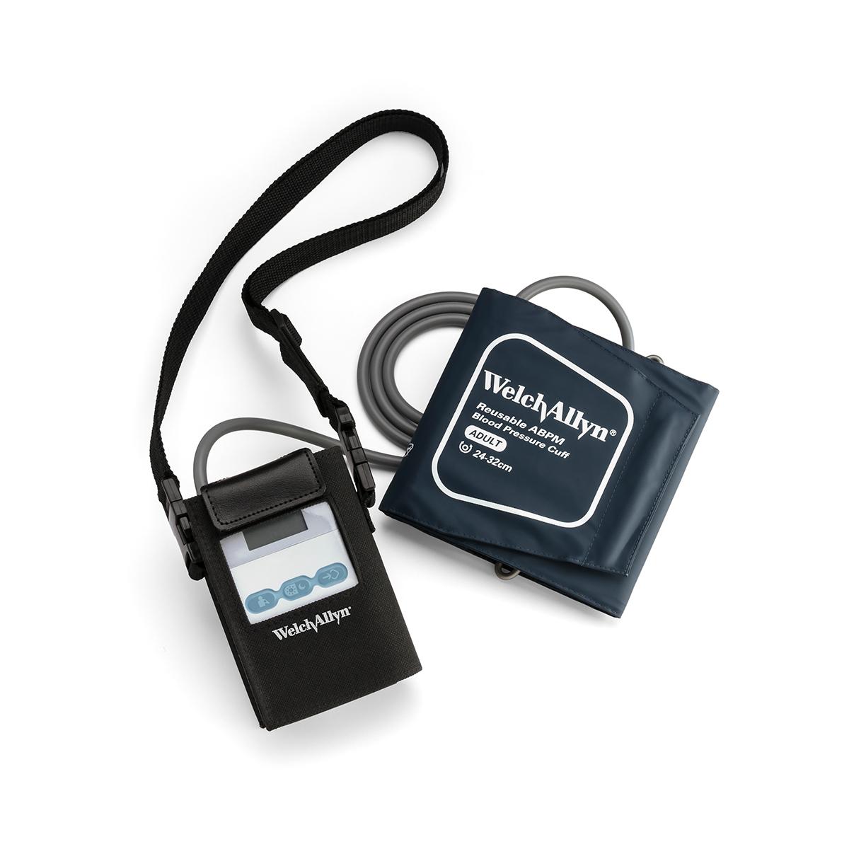 ABPM 7100 Blodtrycksmätare för 24-timmarsmätning i bärväska med manschett mot vit bakgrund, bild ovanifrån