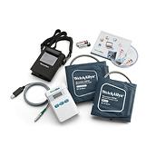 ABPM 7100 Blodtrycksmätare för 24-timmarsmätning och tillbehör mot vit bakgrund, bild ovanifrån