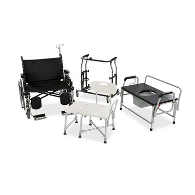 Accessoires bariatriques Hillrom™ comprenant un fauteuil roulant, un banc de douche, une chaise percée et un déambulateur