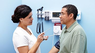 Nahaufnahme des Connex Integrierten Wandsystems, das von einer Pflegekraft verwendet wird