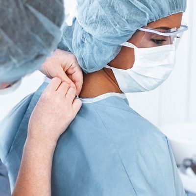 Ein OP-Team bereitet sich gemeinsam auf die Operation vor