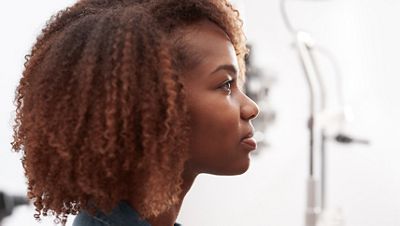 Une patiente regarde droit devant dans le cadre d'un examen de la rétine pour diabétiques