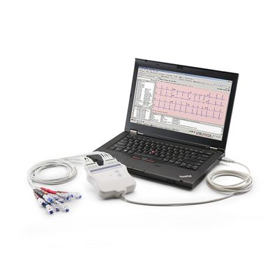 มุมมอง 3 ใน 4 ส่วนของCardioPerfect Workstation Resting ECG ที่เชื่อมต่อผ่าน USB ไปยังแล็ปท็อปคอมพิวเตอร์