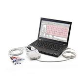 CardioPerfect Workstation für Ruhe-EKGs, via USB mit einem Laptop verbunden, ¾-Ansicht
