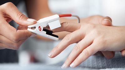 Nurse puts on the Marimo SpO2 sensor on a patient to capture respiration rate